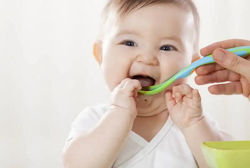 Are you wondering when can you start feeding finger foods to your baby? Here's a complete guide. 
